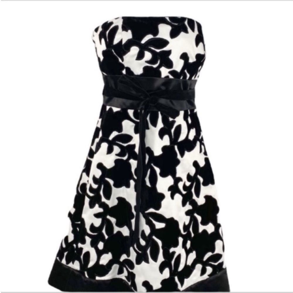 WHITE HOUSE BLACK MARKET velvet strapless dress 0 - Picture 5 of 10